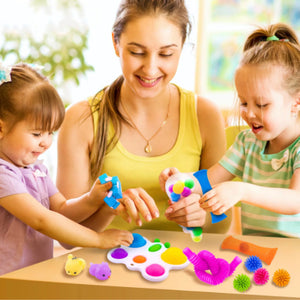 Familie care se joacă cu pop it și squishy