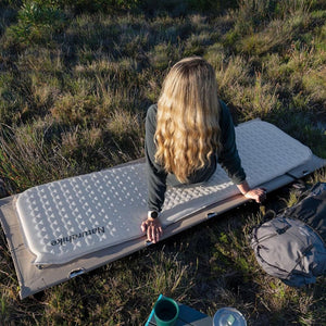 Naturehike Könnyen Felfújható Kempingmatrac – 3,5 cm Vastag, Ultrakönnyű (490 g), Téglalap Forma, Világosszürke - BShopy
