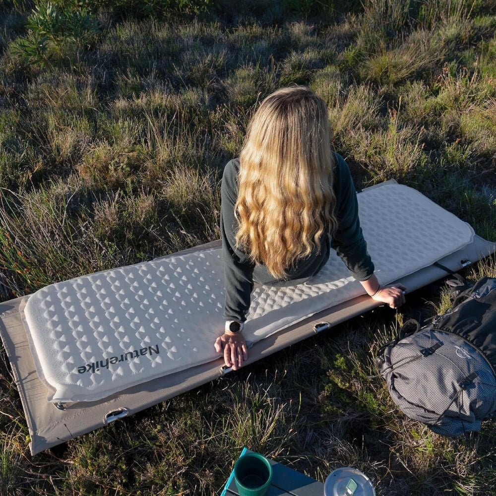 Naturehike Könnyen Felfújható Kempingmatrac – 3,5 cm Vastag, Ultrakönnyű (490 g), Téglalap Forma, Világosszürke - BShopy