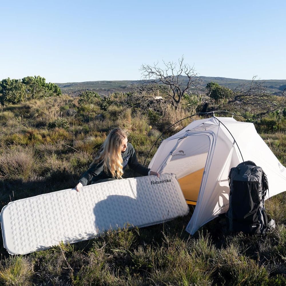 Naturehike Könnyen Felfújható Kempingmatrac – 3,5 cm Vastag, Ultrakönnyű (490 g), Téglalap Forma, Világosszürke - BShopy