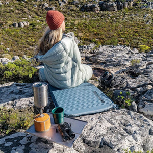 Naturehike Könnyen Felfújható Kempingmatrac – 3,5 cm Vastag, Ultrakönnyű (490 g), Múmia Forma, Szürkéskék - BShopy